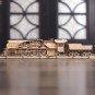 Locomotiva V-Express Ugears - Modello in legno in legno con binari